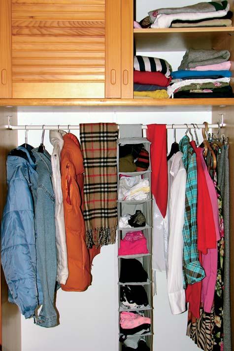 GOSPODINJSTVO 6 SHRANJEVANJE Opiši svojo omaro za shranjevanje oblačil. Oblačila shranjujemo v omarah, ločeno od umazanega perila.