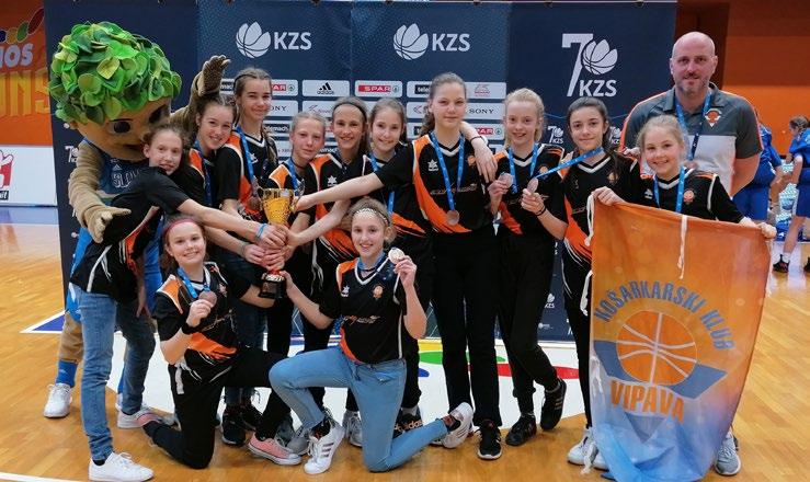 IZ DRUŠTEV državnem prvenstvu so mlajše pionirke osvojile 11. mesto. Visoko, med šest najboljših ekip v Sloveniji, se je že drugo leto zapored zavihtela ekipa starejših pionirk U15 (letnik 2005-06).