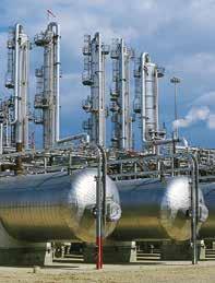 Nafto predelujemo v rafinerijah. Postopek imenujemo frakcionirana destilacija nafte. Načrpano nafto prevažamo od nahajališč do rafinerij po naftovodih, z naftnimi tankerji in s cisternami.