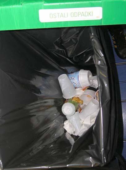 Zunanji zabojniki Biološki odpadki: listje je zavito v plastično vrečo Papir med embalažo Gimnazija Kranj Plastična embalaža s strupeno vsebino med embalažo potrebno je preveriti ali je prazna!