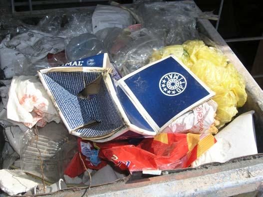 ŠC Škofja Loka: Srednja šola za strojništvo Embalaža med papirjem Med embalažo papir Kemični svinčnik v ostanku odpadkov Nad zabojniki ni nalepk Predlog: Zabojniki za ostanek odpadkov so velika