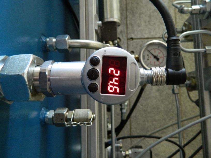 5.4 Senzorji Senzor temperature Za potrebe preizkusa testne proge temperatura hidravlične tekočine ni bila izmerjena direktno na testni progi, temveč na sesalni cevi v hidravličnem akumulatorju.