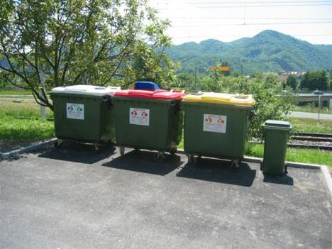 4.1.1 Zbiralnice odpadkov oz. ekološki otoki V večini slovenskih občin se je uveljavil način zbiranja ločenih frakcij na tako imenovanih ekoloških otokih.