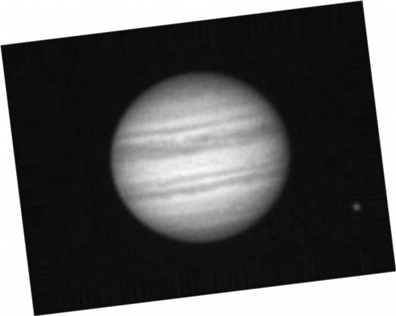 Jupiter ima jedro iz kamnitega materiala v masi okoli 10-15 Zemljinih.