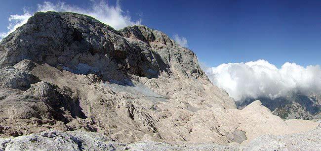 Triglavski ledenik leta 2002. Vir: http://sl.wikipedia.org/wiki/triglavski_ledenik Leta 1952 je Triglavski ledenik obsegal 13 ha, leta 2007, ko je imel najmanjšo površino, pa samo še 0,6 ha.