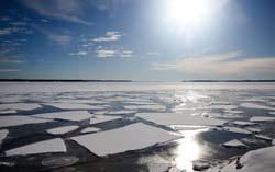 Krčenje morskega ledu Arktični ocean okrog severnega pola je tako mrzel, da je navadno pokrit z ledom.