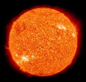 Tudi Sonce zmanjšuje količino ozona. Na površju Sonca nastajajo temni deli, ki jim pravimo sončne pege. Te pege in druge oblike Sončeve dejavnosti se ponavljajo vsakih 11 let.