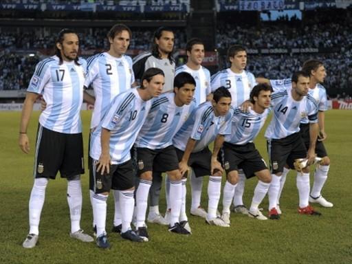 POLETNE OI 2008 Messi se je pridružil Argentinski reprezentanci na OI. Zadel je prvi gol in Argentina je prvo tekmo dobila z 2:1 proti Slonokoščeni obali.