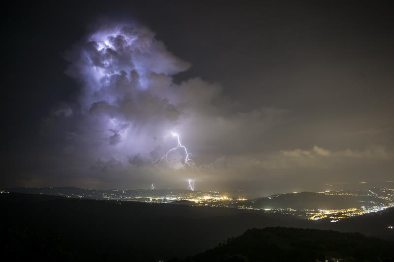 Slika 28: Pogled s Socerba v smeri Kopra na nevihto, malo pred polnočjo, 13.8.2018. Foto: Jernej Lipovec Reportaža: http://zevs.si/index.