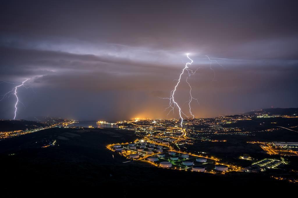 Slika 39: Pogled s Socerba 25.8.2018 zvečer. Foto: Matic Cankar V noči na nedeljo je bilo oblačno z obilnimi padavinami, vmes so bile tudi nevihte, bolj pogoste na Primorskem in v južni Sloveniji.