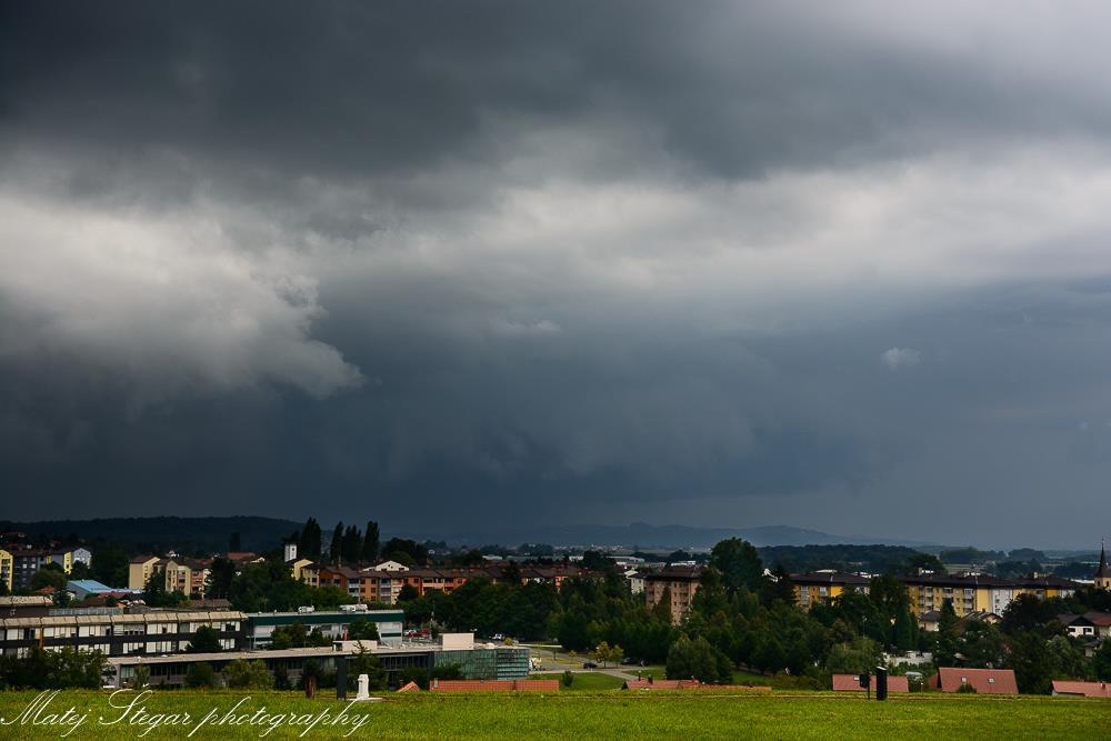 Sliki 6 in 7: Pogled s Ptuja na prihod nevihtne linije z zametkom shelf clouda in močnim nalivom, 2.8.2018. Foto: Matej Štegar Reportaža: http://vreme-ptuj.blogspot.