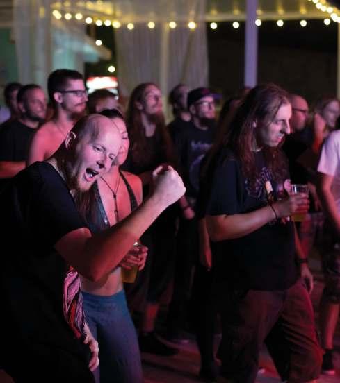 Sobota, 29. 6., ob 17.00 Sabato, 29. 6., alle 17.00 Za začetek poletja se bodo za elektronsko plesno ogrevanje na Študentu predstavili mladi obalni DJ Perix, Lima in Plahi.