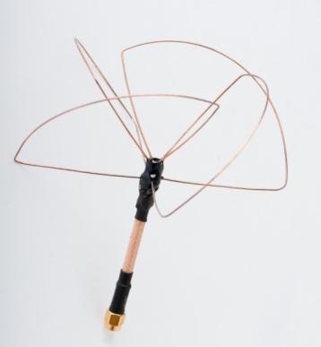 2: Standardna dipol antena Skew-Planar Wheel Ta antena je krožno polarizirana in ima odlične sposobnosti odbijanja slabih