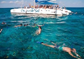 karibskem morju, ob kubanski glasbi in koktejlih, ki so vključeni v ceno tako na ladjici, kot tudi na kopnem. Postregli vam bodo tudi s prigrizkom. Možnost 15- minutnega plavanja z delfini*.