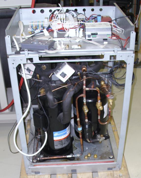 komponente je, da vrši prenos toplote iz tekočega hladiva na plinasto hladivo, ki je na drugi strani te posode.