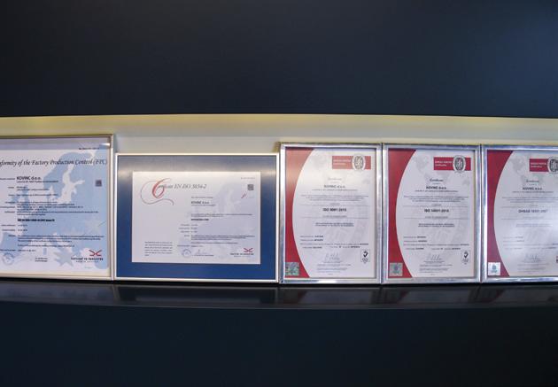 Certifikati 2 Certifikat EN ISO 3834-2:2006 (Zahteve za kakovost pri talilnem varjenju kovinskih materialov) Certifikat EN 1090-1:2009+A1:2012 (Izvedba jeklenih in