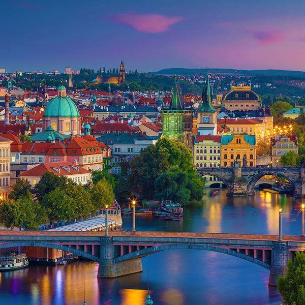 18 18 POLETNA ŠOLA 2019 V PRAGI Od 29. 6. do 6. 7. 2019 bo v Pragi potekala poletna šola za vse dodiplomske in podiplomske študente različnih študijskih smeri.
