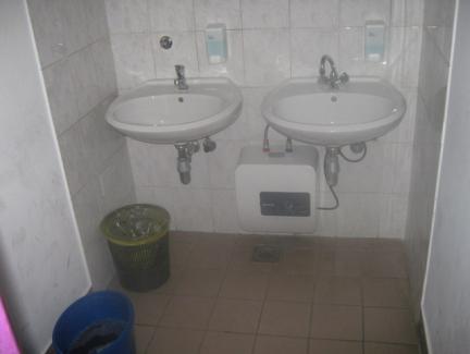 5. 2 Sistem za oskrbo s sanitarno vodo in prezračevanje Sanitarna topla voda se pripravlja lokalno v podpultnih električnih grelnikih sanitarne vode bojlerjih prostornine 5L ali 10 L, ki so locirani