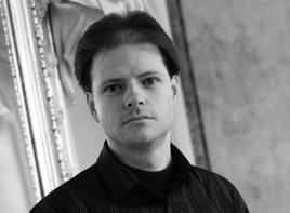 Gregor Traven Koncertni mojster Gregor Traven je študiral v Celovcu, Oslu in na Univerzi Mozarteum v Salzburgu, kjer je leta 2004 magistriral z odliko.