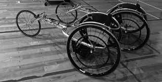 Prilagoditve 1: športni voziček Pri nekaterih športih se uporablja poseben invalidski voziček, imenovan športni voziček.
