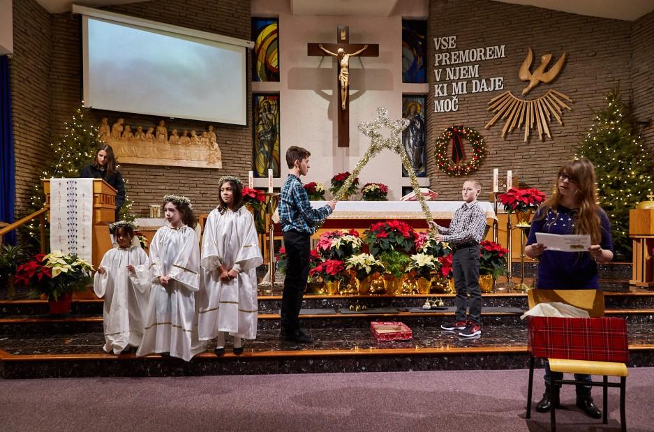 Pri šesti maši svetega večera so otroci zopet imeli kratko predstavitev božične skrivnosti.