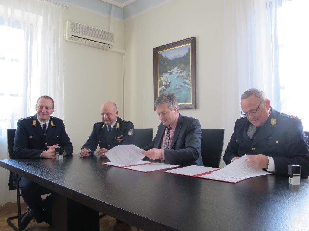 Na sliki: podpis pogodbe za vozilo PGD Kamna Gorica 40307 Gasilska enota Občine Radovljica 8.