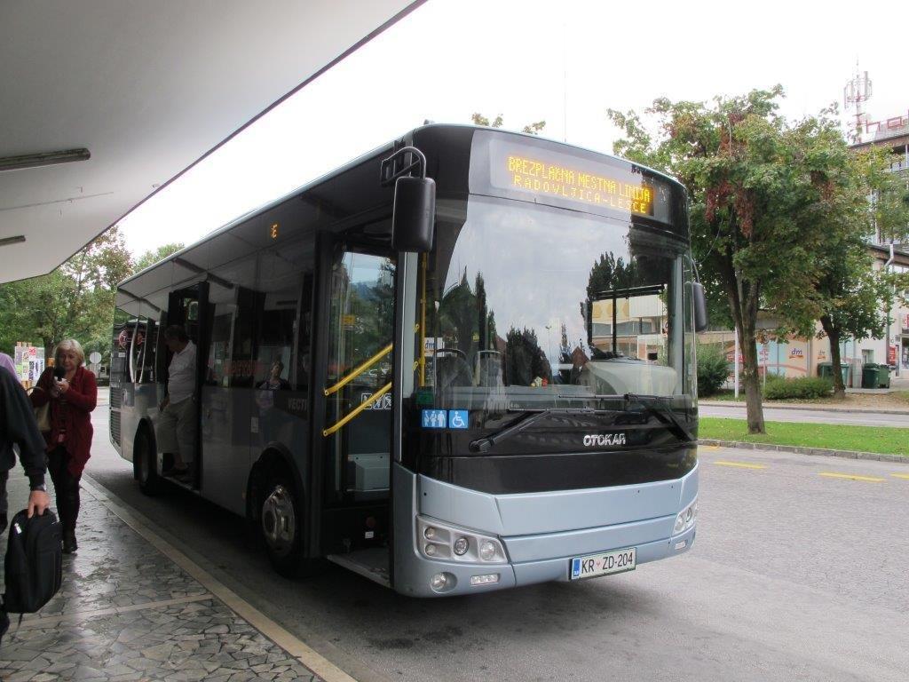 Na sliki: mestni avtobus v Evropskem tednu mobilnosti 045172 Ureditev parkirišča ob Lekarni Radovljica 0 Tehnična rešitev je bila pridobljena.