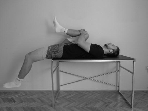V primeru, da se zadnja stran stegna dotika mize, kot v kolenu pa je večji od 90, je najverjetneje skrajšana prema stegenska mišica (Cressey, Hartman in Robertson, 2009).