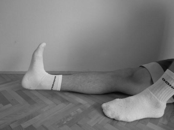 bolečine, pri tem pa je pozoren, da noga v kolenu ostane popolnoma iztegnjena (Osar, 2012).
