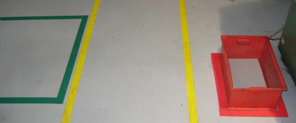 Slika 3.2 prikazuje talne označbe, kjer je rumena črta transportna pot, zelen okvir je mesto kjer se odlagajo končani izdelki pred skladiščenjem, ter rdeča obroba za zaboj z izmetnimi kosi. Slika 3.