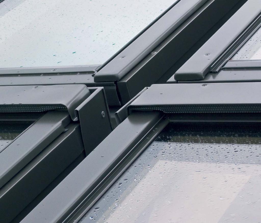 POPOLNA ZATESNITEV KOMBINIRANE TESNILNE OBROBE S kombiniranimi tesnilnimi obrobami lahko strešna okna vgrajujemo v različnih horizontalnih (enega zraven drugega), vertikalnih (enega nad drugega) ali