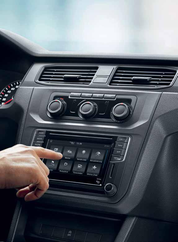 38 39 Caddy Car-Net Car-Net Guide & Inform. Z vmesnikom Car-Net Guide & Inform 1) boste radijsko-navigacijski sistem razširili z dodatnimi informacijskimi storitvami v vozilu.