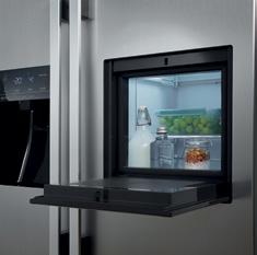 NoFrost Plus SensoTech Priročna manjša vrata v glavnih vratih hladilnika omogočajo Ledomat z dozirnikom vode lahko