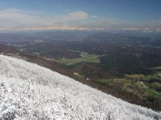 Urad za meteorologijo V Novi vasi so 9. aprila namerili 2 cm snega, na Jezerskem 23. aprila 1 cm, v Ratečah pa je bila 23. aprila snežna odeja debela 3 cm.