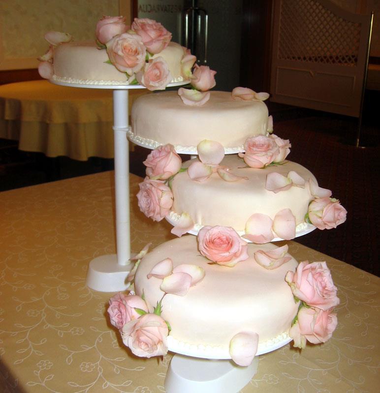 Poročna torta s svežim cvetjem Okusi: borovnica jogurt, jogurt
