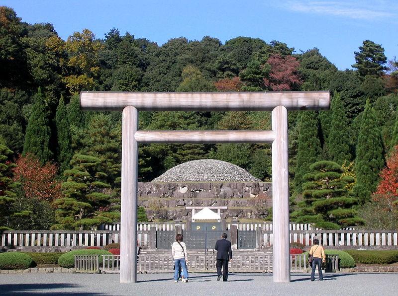 Konec vladavine Kljub porazu v 2. svetovni vojni je Hirohito ostal cesar vse do svoje smrti Septembra 1988 se je še okrevajoč po operaciji iz pred leta dni onesvestil v svoj palači 7.
