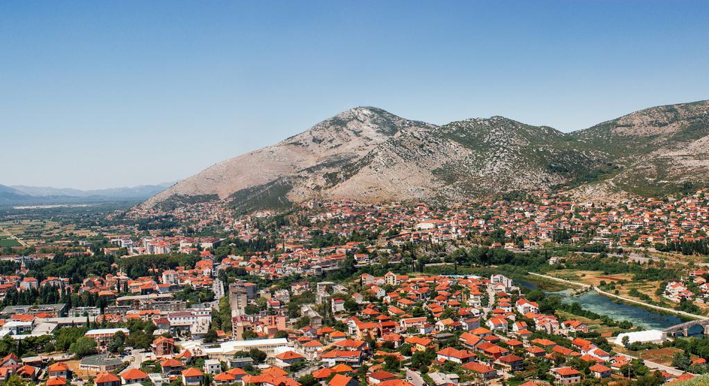 7.4.1.4 Črna gora Črnogorski BDP naj bi v letu zrasel za 3,7 odstotka, v letu 2019 pa za 2,5 odstotka. Država izkazuje enega najvišjih plačilno- -bilančnih primanjkljajev v regiji.