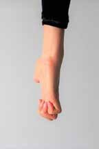 7. Kroženje z rokami stoje 1. Stojte vzravnano s stopali v širini kolkov in usmerjenimi naravnost naprej. 2. Prste na rokah skrčite tako, da dlani ostanejo odprte, palce pa iztegnite.