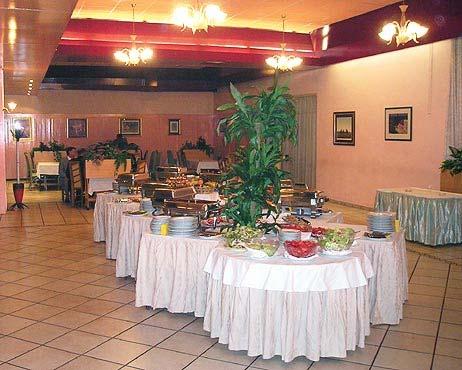 1 Predstavitev restavracije Restavracija Gastro Globus je v družinski lasti že vrsto let. Ima bogate izkušnje s področja priprave in ponudbe hrane.