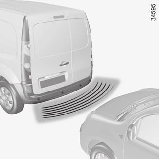 SISTEM ZA POMOČ PRI PARKIRANJU (1/2) Princip delovanja Ultrazvočni senzorji, ki so nameščeni v zadnjem odbijaču vozila, merijo razdaljo med vozilom in oviro.