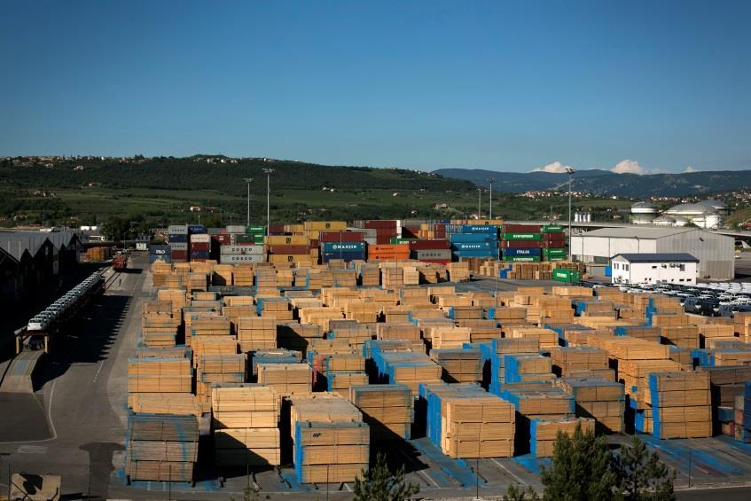 Naš terminal za les preklada in skladišči predvsem les iz Avstrije, ki je namenjen na Bližnji vzhod v gradbene namene.