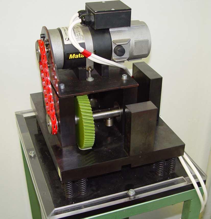 3 Frekvenčni odziv centrifugalno vzbujanega sistema 3.1 Namen vaje V strojniški praksi je centrifugalno vzbujanje velikokrat izvor vibracij strojev in naprav.