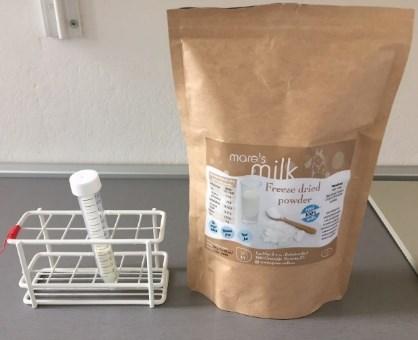 Za izvedbo poskusa smo uporabilli kobilje mleko v prahu (Slika 12), pridobljeno s postopkom liofilizacije. Pred vsakim poskusom smo pripravili svežo raztopino liofiliziranega kobiljega mleka.