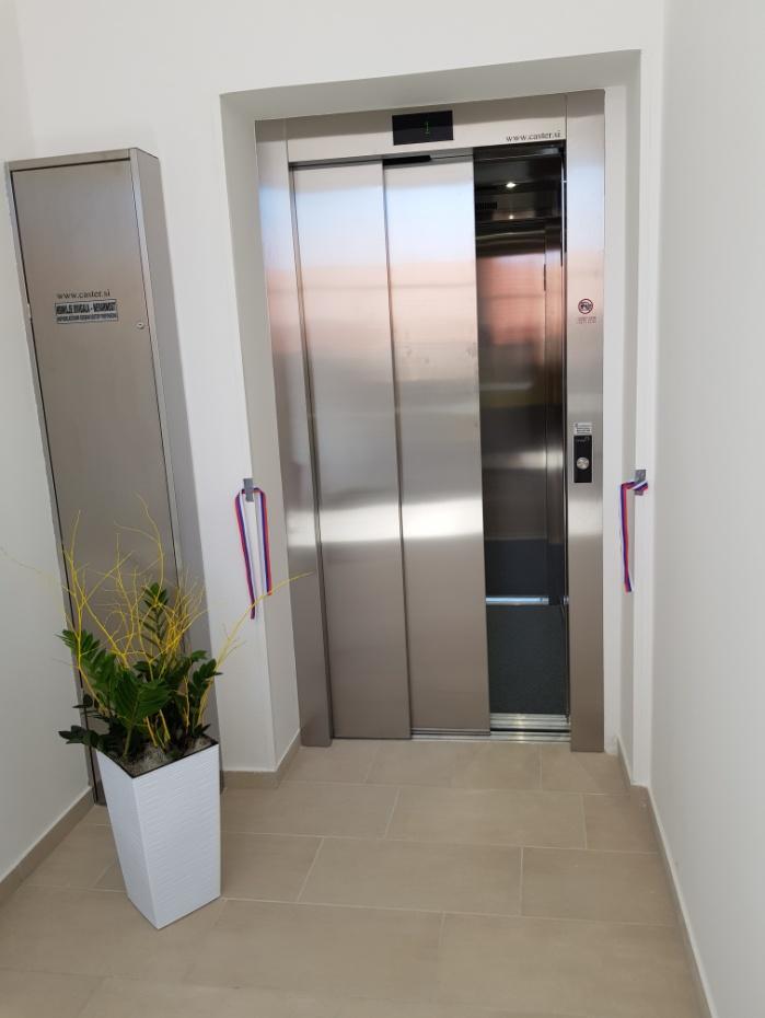 povezuje pritličje s kletnimi prostori, kjer je fizioterapija, in prvim nadstropjem ter boljši dostop invalidom v stavbo skozi avtomatska vrata. 1.2.