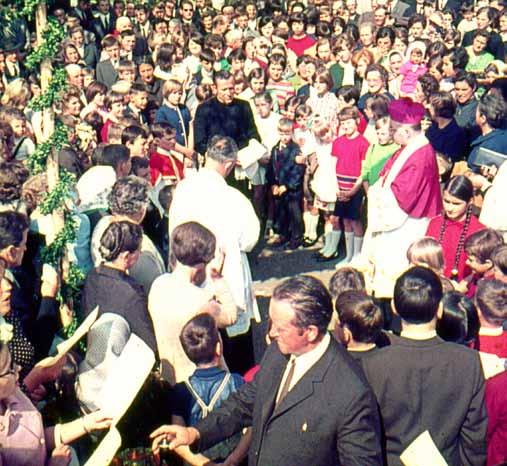 Iz starih kronik/aus alten Chroniken Die Firmung fand am Samstag, den 28. April 1973 statt. Am Bild zu erkennen sind der Visitator Bischof Dr.