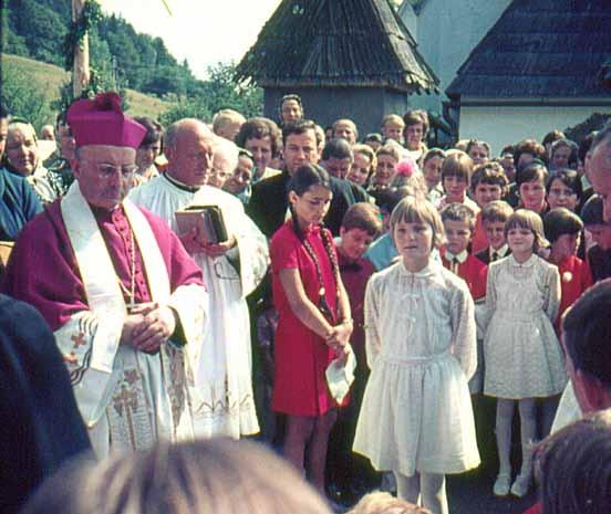 Birma je bila v soboto 28. aprila 1973. Pri sprejemu zbrani so na sliki spoznavni vizitator škof dr.