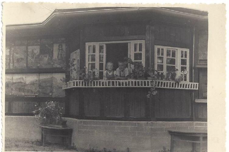 Slika 10: Oskrbnikova sinova Peter in Pavel Lapajne (zaseben arhiv Peter Lapajne) Leta 1953 so Lapajnetovim z nacionalizacijo odvzeli parcelo s čebelnjakom in spodnje nadstropje hiše.