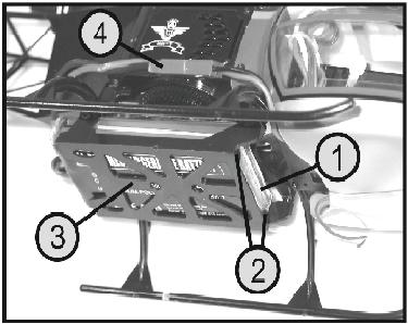 Slika 4 c) Priključitev akumulatorja za letenje Napolnjen akumulator za letenje potisnite ustrezno s sliko od zadaj do omejevalnika (2) v držalo akumulatorja (3).