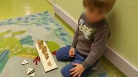 Pripomočki: lesene vstavljanke, leseni modeli geometrijskih teles Motivacija: Otrokom sem povedala, da sem jim danes pripravila lesene vstavljanke in modele geometrijskih teles, s katerimi se bodo