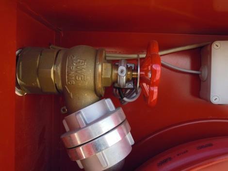 Suho/mokro hidrantno omrežje v stanju pripravljenosti je prazen so posredno povezani s cevovodi za oskrbo